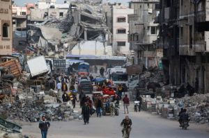 Warga Palestina membawa barang-barang mereka saat berada di Gaza untuk mengungsi ke kota-kota terdekat, menyusul perintah evakuasi yang dikeluarkan militer Israel pada 11 April 2025.(AFP/BASHAR TALEB)