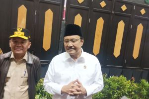 Menteri Sosial RI Saifullah Yusuf alias Gus Ipul saat diwawancarai awak media usai menghadiri acara di Kantor Gubernur Kalteng, Palangka Raya, Selasa (15/4/2025).(KOMPAS.COM/AKHMAD DHANI)