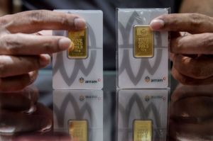Pramuniaga menunjukkan emas Antam. Harga emas Antam hari ini terpantau naik. (ANTARA FOTO/Putra M. Akbar)