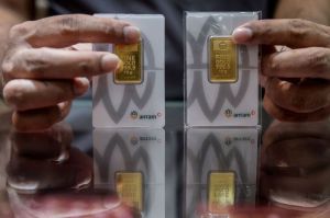 Pramuniaga menunjukkan emas Antam. Cek daftar harga emas Antam hari ini yang dipantau dari laman Logam Mulia. (ANTARA FOTO/Putra M. Akbar)