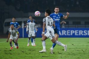 Perebutan bola antara Persib Bandung Mateo Kocijan (Biru) dan pemain Bali United Kadek Arel dalam pertandingan pekan ke-29 Liga 1 2024-2025 antara Persib Bandung vs Bali United