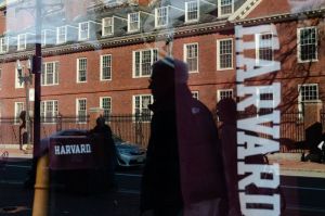 Tulisan Universitas Harvard terpantul dari kaca toko suvenir di seberang kampus itu di Cmabridge, Massachusetts, Amerika Serikat, 17 April 2025.(GETTY IMAGES NORTH AMERICA/SOPHIE PARK via AFP)
