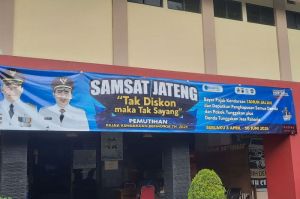 Spanduk bertema program pemutihan pajak kendaraan bermotor di kantor Samsat Blora, Jawa Tengah, Senin (21/4/2025)(KOMPAS.com/ Aria Rusta Yuli Pradana)