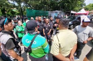 Puluhan mitra Grab menggelar unjuk rasa di Bandung, Selasa (22/4/2025). Sebelumnya, aksi serupa berlangsung di di berbagai daerah di Indonesia.