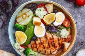 Ilustrasi makanan sehat dan bergizi. Dokter mengatakan stroke biasanya disebabkan oleh hipertensi, diabetes, dan kolesterol tinggi, yang semuanya bisa dipengaruhi oleh pola makan harian.(freepik.com)