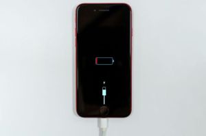 Ilustrasi cas iPhone dengan melepas case atau bingkai pelindung tambahan.(Unsplash)