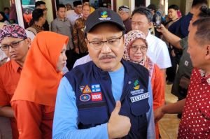 Menteri Sosial (Mensos) Saifullah Yusuf saat berkunjung di Desa Kalisalak, Kecamatan Kebasen, Kabupaten Banyumas, Jawa Tengah, Kamis (24/4/2025).(KOMPAS.COM/FADLAN MUKHTAR ZAIN)  A