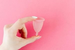 Hal penting yang harus diperhatikan sebelum memakai menstrual cup.(Pexels/KABOOMPICS)