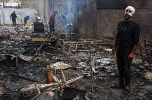 Warga Palestina memeriksa kerusakan di gedung sekolah Yafa setelah serangan Israel di Kota Gaza pada Rabu (23/4/2025). Sekolah tersebut menampung para pengungsi dari Gaza.(AFP/OMAR AL-QATTAA)