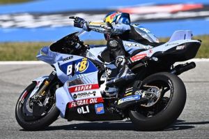 Pebalap Gresini Racing MotoGP asal Spanyol, Alex Marquez, merayakan kemenangannya dalam Grand Prix MotoGP Spanyol di sirkuit Jerez di Jerez de la Frontera, pada 27 April 2025. (Foto oleh JORGE GUERRER