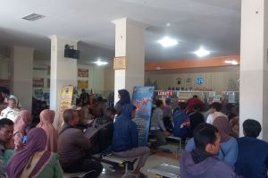Antrean di kantor Samsat Sukoharjo.(Kompas.com/ Selma)  A