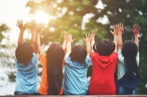 Ilustrasi anak-anak duduk bersama(Image by jcomp/freepik)