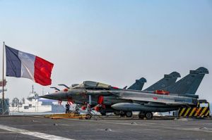 Jet tempur Rafale Prancis berada di dek utama kapal induk bertenaga nuklir Charles de Gaulle, saat berlabuh di Pelabuhan Mormugao, di Goa pada tanggal 4 Januari 2025