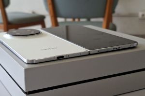 Bagian bingkai bawah Oppo Find N5 ketika ponsel dibentangkan. Di sisi ini ada konektor USB-C, lubang speaker, laci kartu SIM, dan lubang mikrofon.(Kompas.com/BILL CLINTEN)
