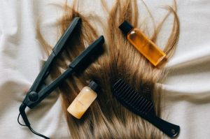 Hair oil menjadi kebutuhan utama untuk semua jenis rambut.(Pexels/NATALIYA VAITKEVICH)
