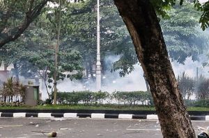 Suasana kericuhan massa aksi May Day di Semarang, Kamis (1/5/2024).(KOMPAS.COM/Titis Anis Fauziyah)