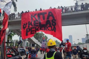 Aksi buruh di depan gedung DPR RI, Jakarta dalam peringatan Hari Buruh 2025, Kamis (1/5/2025).(KOMPAS.com/Febryan Kevin)