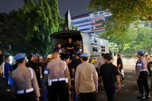 Sejumlah massa demonstran May Day di Kota Semarang, Jawa Tengah, dibawa polisi, Kamis (1/4/2025).(KOMPAS.COM/Muchamad Dafi Yusuf)
