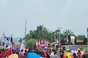 Aksi unjuk rasa buruh di depan Gedung DPR RI, Kamis (1/5/2025).(KOMPAS.com/Febryan Kevin)