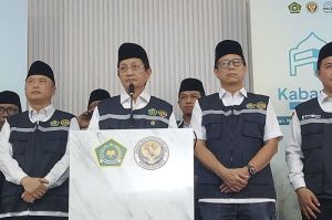 Menteri Agama (Menag) Nasaruddin Umar di Embarkasi Haji Jakarta, Pondok Gede, Jakarta Timur, Kamis (1/5/2025) malam.(KOMPAS.com/FIRDA JANATI)