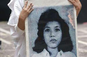 Aksi teatrikan bercerita tentang Marsinah memeriahkan May Day Fiesta dalam rangka memperingati Hari Buruh Internasional di Istora Senayan Jakarta, Senin (1/5/2023).