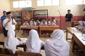 Peringati Hardiknas 2025, Mendikdasmen Abdul Mu'ti sapa murid di Bogor(DOK. Kemendikdasmen)