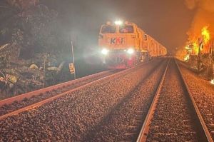 Kereta lewati kobaran api(Daop 1 KAI)