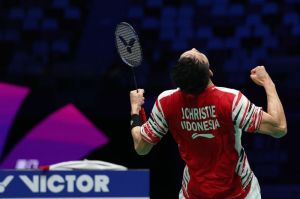 Jonatan Christie dari Indonesia merayakan kemenangan dalam pertandingan tunggal putra melawan Kunlavut Vitidsarn dari Thailand selama pertandingan perempat final antara Thailand dan Indonesia