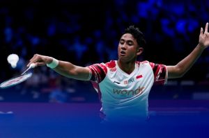 Alwi Farhan asal Indonesia melakukan pengembalian bola dalam pertandingan tunggal putra melawan Anders Antonsen dari Denmark
