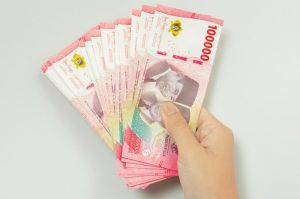 Ilustrasi uang. Gaji ke-13 Polri 2025. Gaji 13 Polri 2025. Jadwal pencairan gaji ke-13 Polri 2025. Besaran gaji 13 Polri 2025.(canva.com)