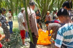 Petugas kepolisian mengevakuasi mayat pria yang ditemukan mengapung di pinggir sungai di Desa Koto Tibun, Kecamatan Kampar, Kabupaten Kampar, Riau, Minggu (4/5/2025).(KOMPAS.COM/Dok. Polres Kampar.)