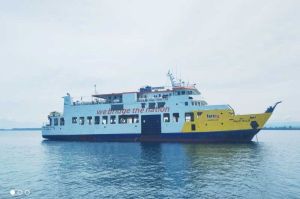 Kapal Pulo Tello melepas jangkar di tengah laut karena tidak bisa merapat ke Pelabuhan Pulau Baai akibat pendangkalan, Minggu (5/4/2025)(KOMPAS.COM/FIRMANSYAH)