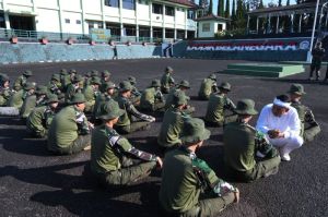 Gubernur Jawa Barat Dedi Mulyadi saat mengunjungi tempat pembinaan siswa bermasalah di barak militer di Resimen Artileri Medan 1 Sthira Yudha
