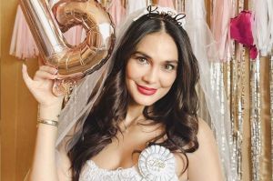Gaya trendi Luna Maya dalam acara bridal shower-nya di Shanghai bersama para sahabatnya.(Instagram.com/lunamaya)