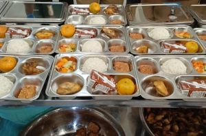 Sejumlah siswa TK dan SD di Kecamatan Rancaekek tengah menerima program Makan Bergizi Gratis (MBG) beberapa waktu lalu(KOMPAS.COM/M. Elgana Mubarokah)