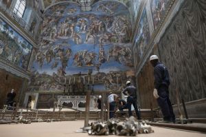 Pemasangan cerobong asap menjelang konklaf pemilihan paus baru yang akan digelar di Kapel Sistina, Vatikan, pada 7 Mei 2025. Foto dari Vatican Media ini diambil pada 3 Mei 2025.(VATICAN MEDIA via AFP)