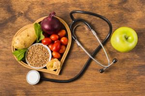 Ilustrasi diet hipertensi. Diet DASH bisa menjadi solusi alami untuk membantu mengontrol tekanan darah tinggi jika dijalani dengan disiplin.(Freepik)