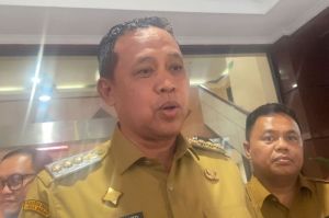 Wali Kota Bekasi Tri Adhianto di Plaza Pemerintah Kota (Pemkot) Bekasi, Senin (5/5/2025).(ACHMAD NASRUDIN YAHYA/KOMPAS.con)