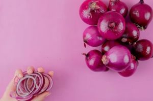 Kenapa Mata Pedih Saat Mengiris Bawang Merah? Ini Penjelasan Dokter(freepik)