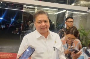 Menteri Koordinator Bidang Perekonomian Airlangga Hartarto saat ditemui di kantornya, Jakarta, Senin (5/5/2025) malam.(KOMPAS.com/ISNA RIFKA SRI RAHAYU)