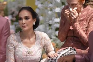 Artis Luna Maya usai sungkeman kepada ibunya dalam prosesi siraman jelang menikah dengan Maxime Bouttier, di Bali, Selasa (6/5/2025).(Tangkapan layar siaran live kanal YouTube TS Media)