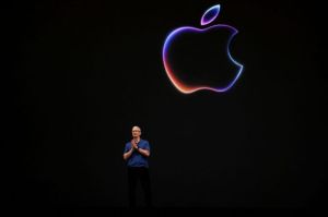CEO Apple, Tim Cook saat menghadiri acara konferensi tahunan untuk para pengembang di kantor pusat perusahaan di Cupertino, California, Amerika Serikat, pada 10 Juni 2024. (REUTERS/Carlos Barria)