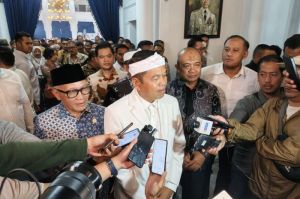 Gubernur Jabar, Dedi Mulyadi seusai menghadiri kegiatan di Gedung Sate, Kota Bandung, Senin (5/5/2025) malam.(Kompas.com/Faqih Rohman Syafei)
