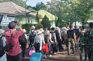 Puluhan siswa SMP di Kabupaten Cianjur, Jawa Barat, berjalan menuju barak militer di markas Yonif Raider 300 Cianjur, Jawa Barat, Selasa (6/5/2025) untuk menjalani pendidikan karakter selama dua pekan