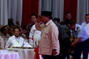 Presiden Prabowo Subianto memberi hormat di acara Halal Bihalal Purnawirawan TNI AD, Balai Kartini, Jakarta, Selasa (6/5/2025). (Dok. YouTube Setpres)
