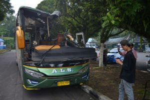 Warga melihat kondisi Bus ALS (Antar Lintas Sumatera) yang hancur akibat kecelakaan di Padang Panjang, Sumatera Barat, Selasa (6/5/2025)