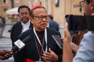 Kardinal Indonesia Ignatius Suharyo Hardjoatmodjo (tengah) berbicara kepada pers saat tiba di sebuah pertemuan jemaat di Roma pada 6 Mei 2025.(DIMITAR DILKOFF / AFP)