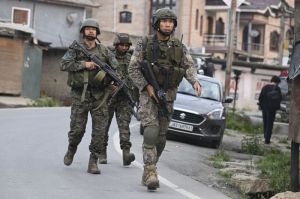 Tentara India berjalan di Wuyan, dekat wilayah Kashmir yang dikuasai New Delhi, setelah perang India-Pakistan pecah pada Rabu, 7 Mei 2025.(AFP/TAUSEEF MUSTAFA)