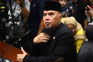 Anggota DPR fraksi Gerindra Ahmad Dhani mengikuti sidang etik di Mahkamah Kehormatan Dewan DPR