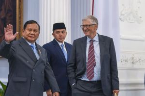 Presiden Prabowo Subianto (kiri) bersama Pendiri Microsoft dan tokoh filantropi dunia Bill Gates